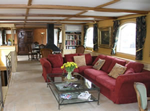 Renaissance Lounge sailing in Burgundy